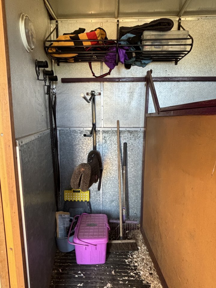 7.5T Horsebox Stall for 2 horses/3 ponies. 6.7m long.8ft wide. £1850